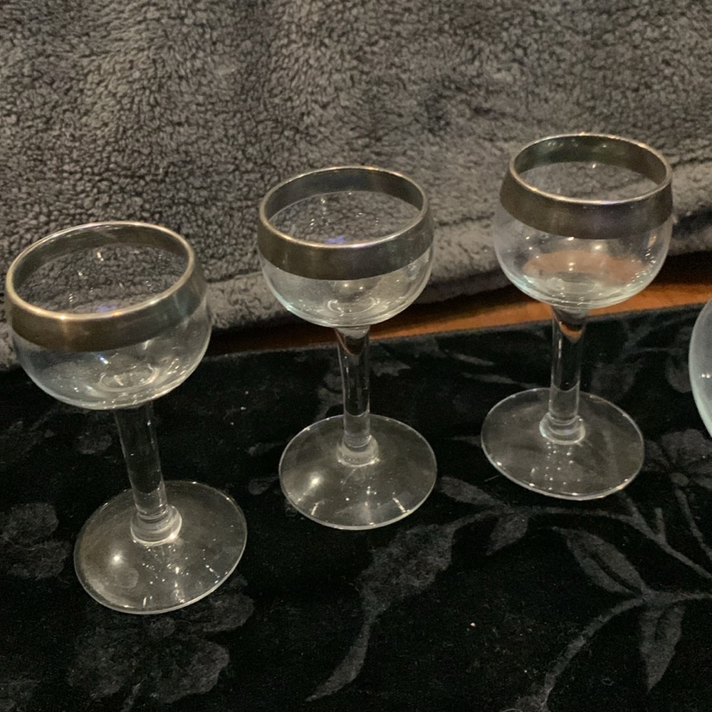 Vintage glass decanter with six matching glasses - Picture 3 of 7